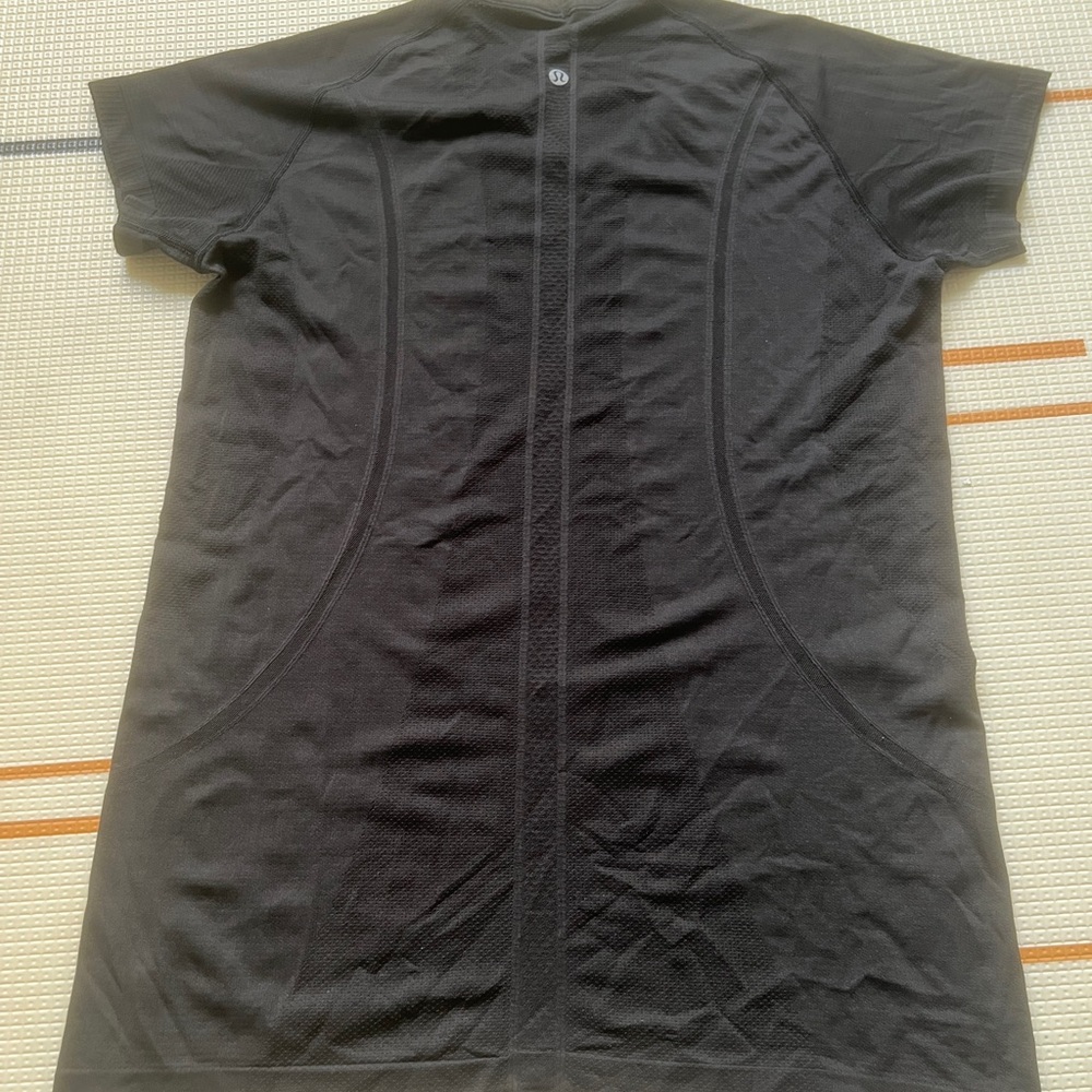 Lululemon SwiftlyTech short sleeve shirt size 12. Great condition.